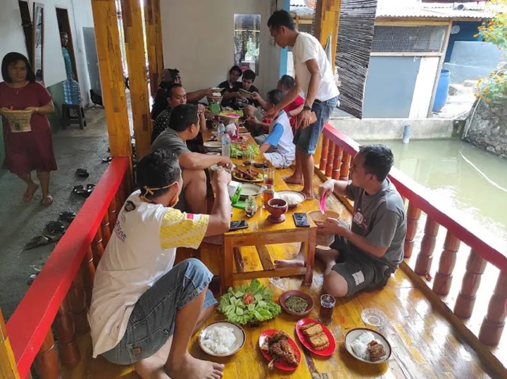 Madu Sari: Warung Makan yang Menemani Senja di Cilacap